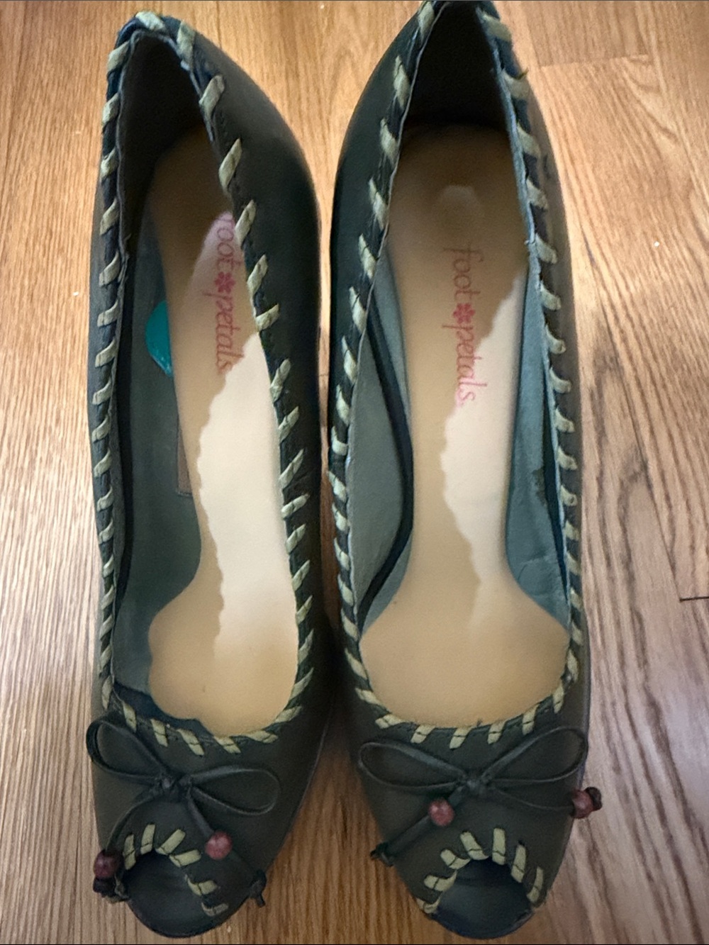 Peep toe pumps